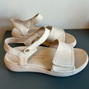 Vionic  Awaken Women's Recovery Sandals Size 7 cream white Leather Shoes